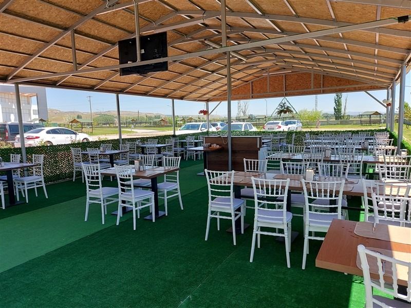 Afyon Polis Evi bahçe restoranının açık alanı