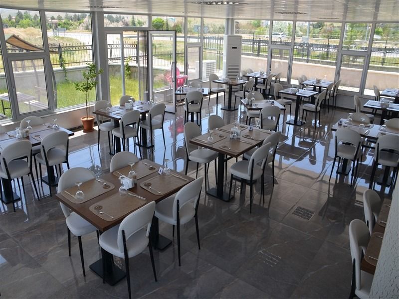 Afyon Polis Evi bahçe restoranının camlı salonu