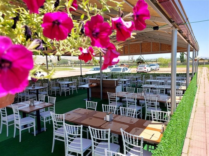 Afyon Polis Evi bahçe restoranında çiçekli teras