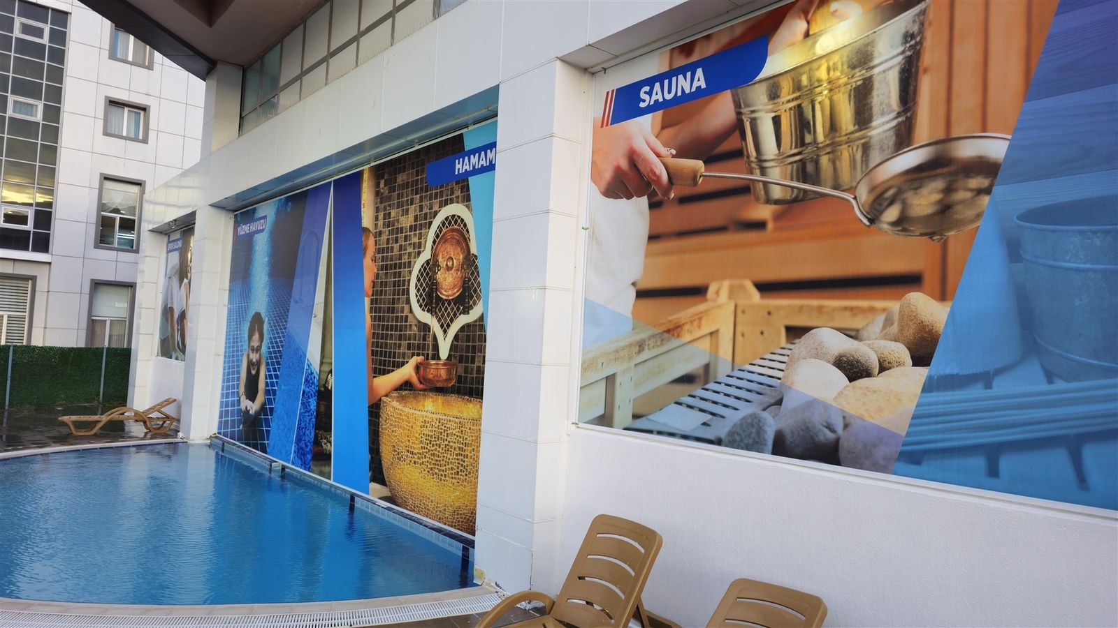 Afyon Polis Evi havuz kenarı