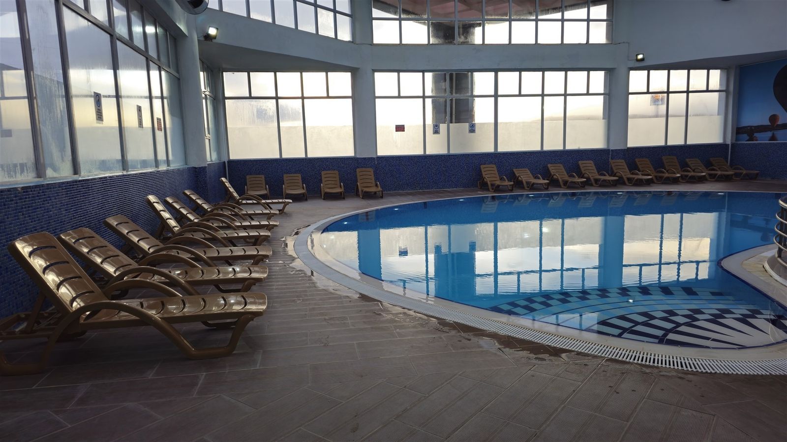 Afyon Polis Evi yüzme havuzu ve şezlonglar