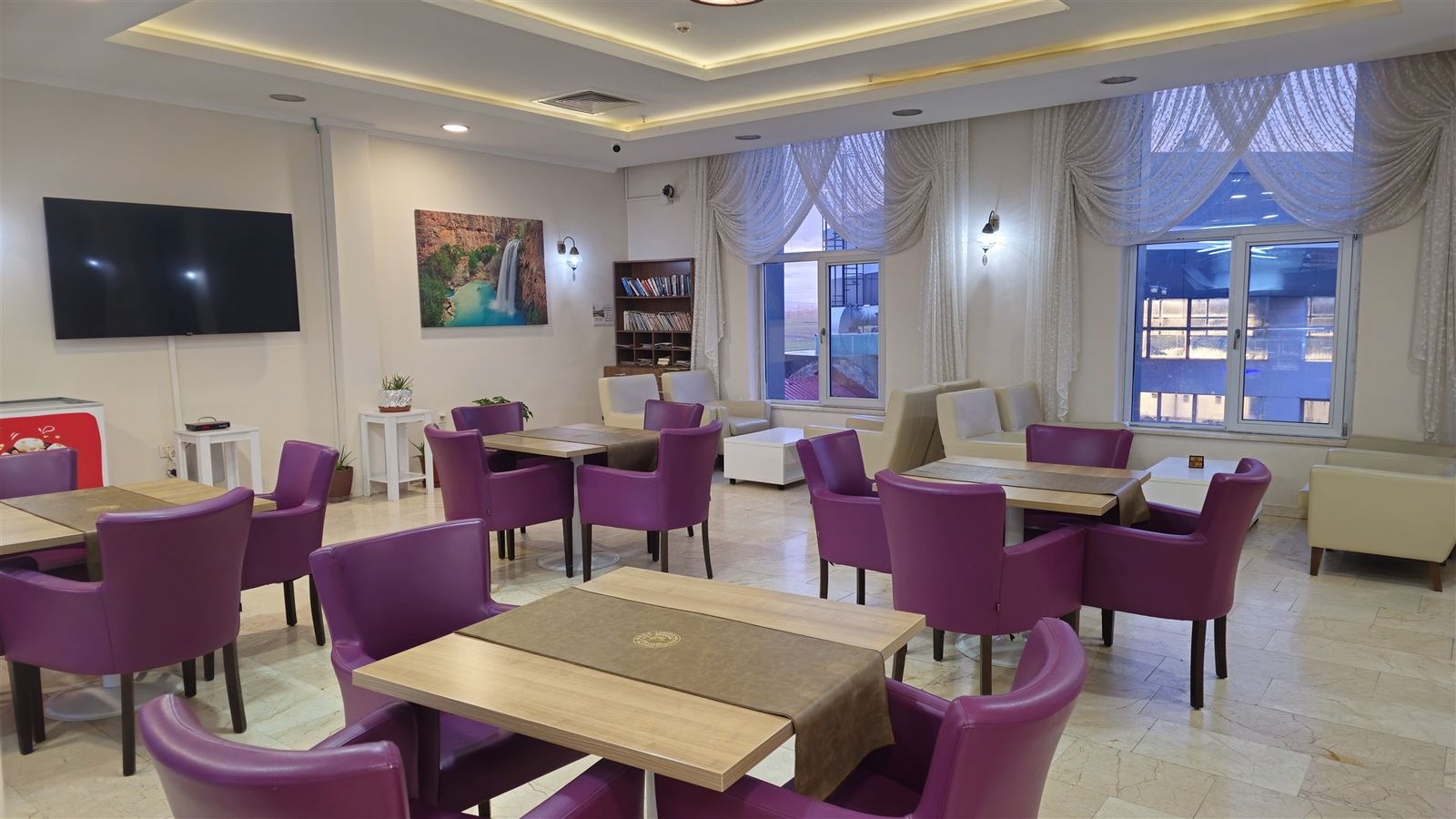 Afyon Polis Evi kafeteryasında oturma alanı