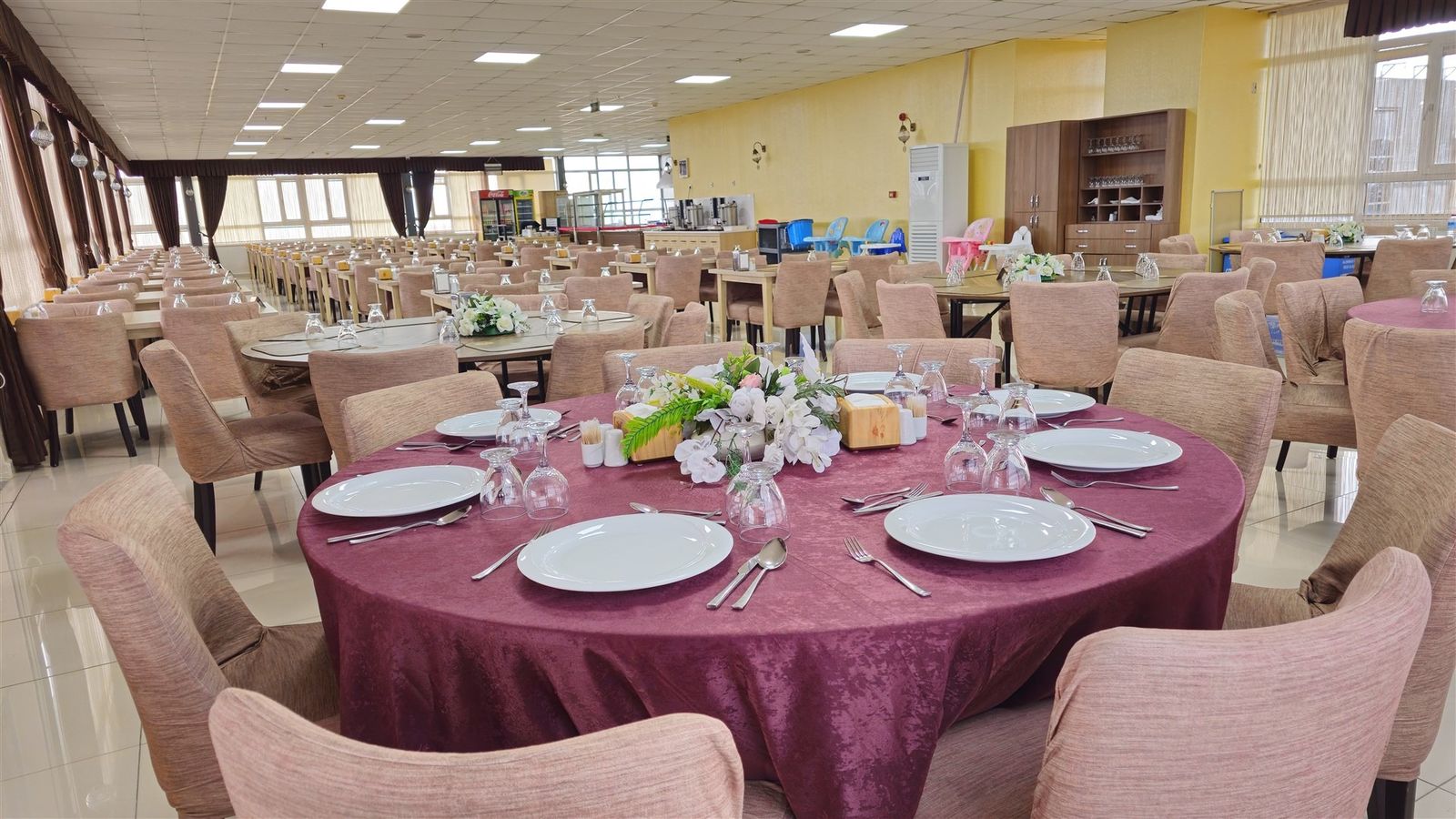 Afyon Polis Evi restoranında masa düzeni