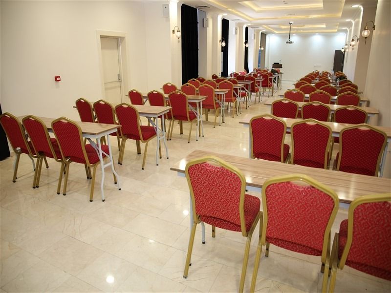 Afyon Polis Evi toplantı salonunda masa düzeni