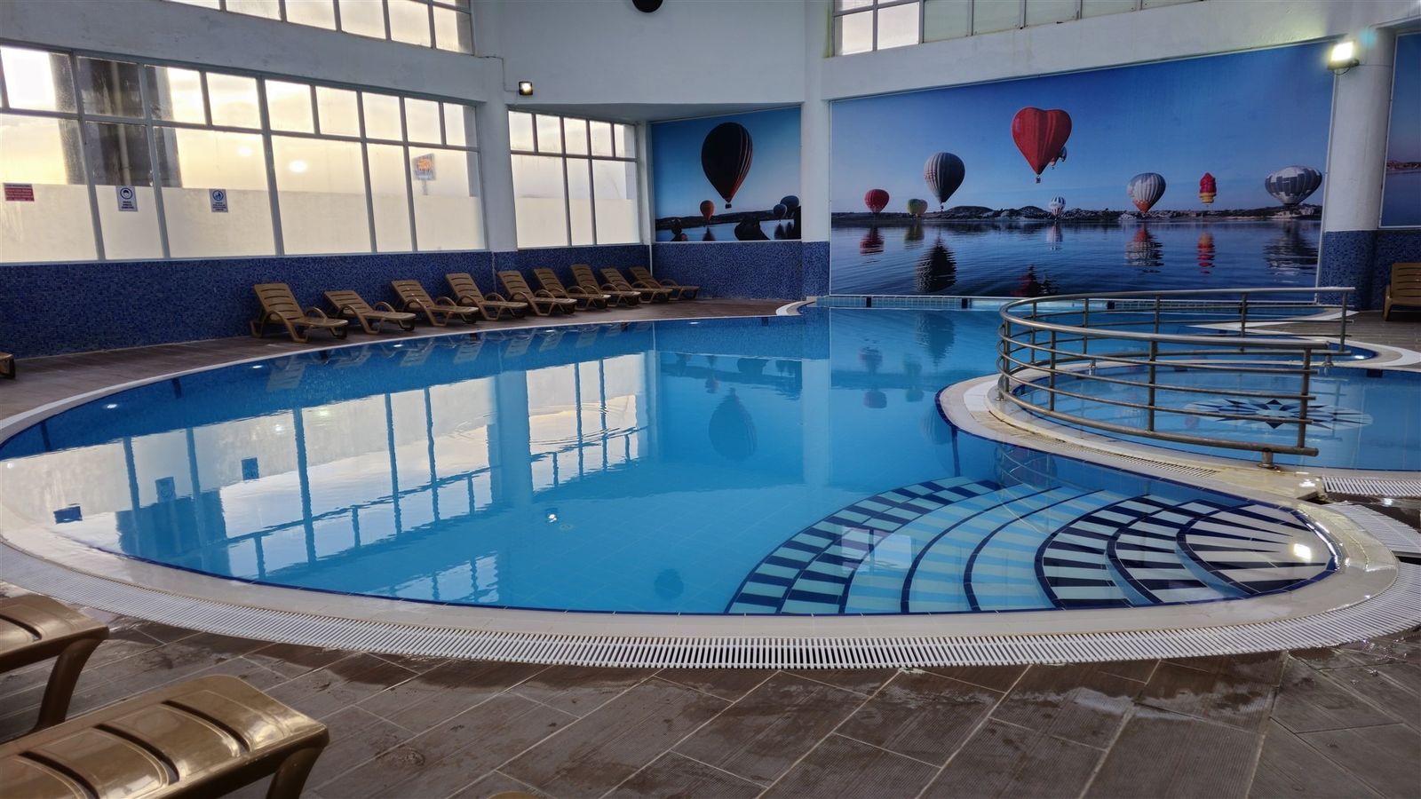 Afyon Polis Evi kapalı yüzme havuzunun genel görünümü