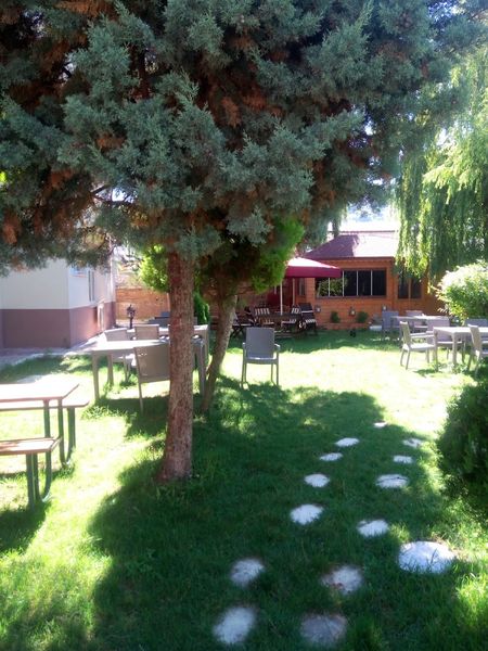 Amasra Polis Evi bahçesinde ağaç gölgesindeki oturma alanı