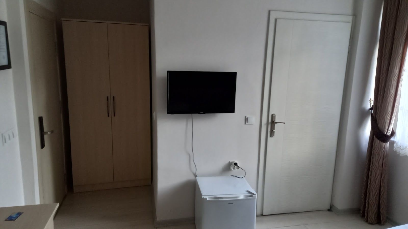 Amasra Polis Evi odasında gardırop ve televizyon