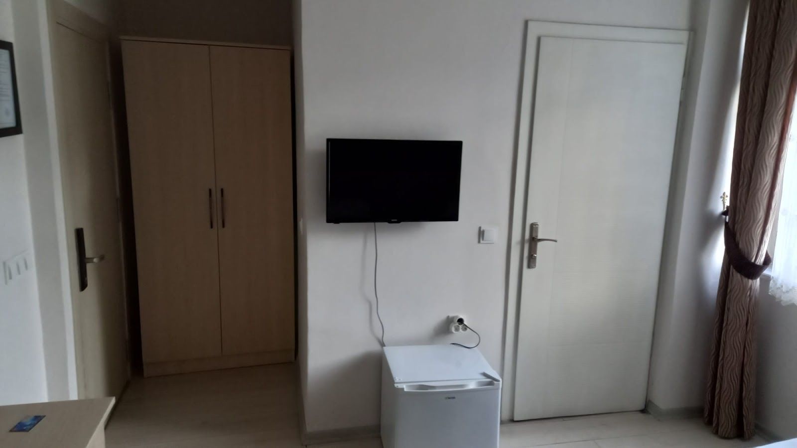 Amasra Polis Evi odasında televizyon ve mini buzdolabı