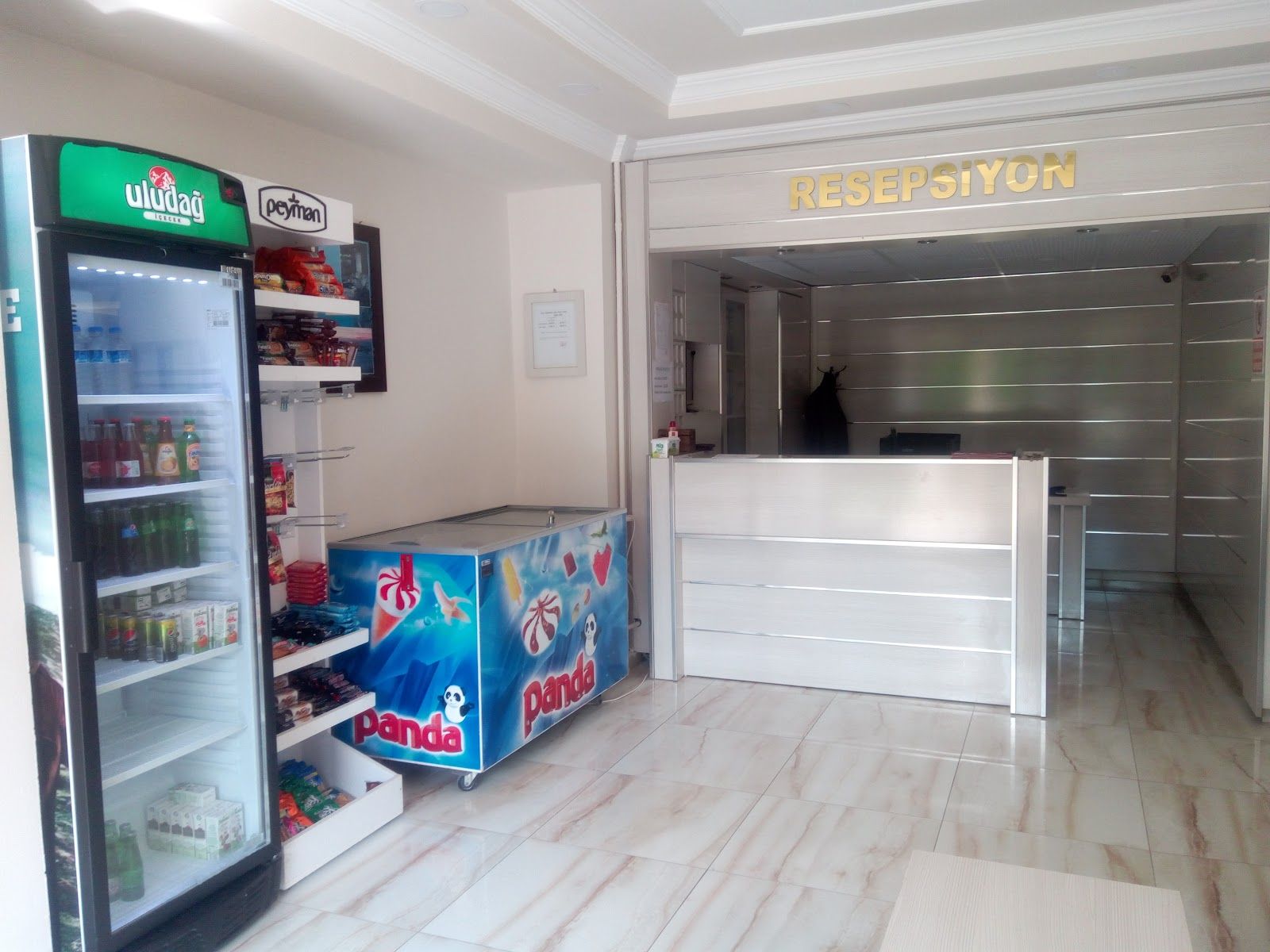 Amasra Polis Evi resepsiyonundaki büfe bölümü