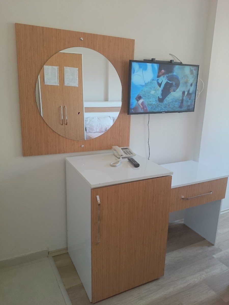 Amasya Polisevi odasında çalışma alanı ve televizyon
