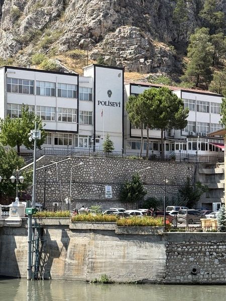 Amasya Polisevi binası Yeşilırmak kıyısında