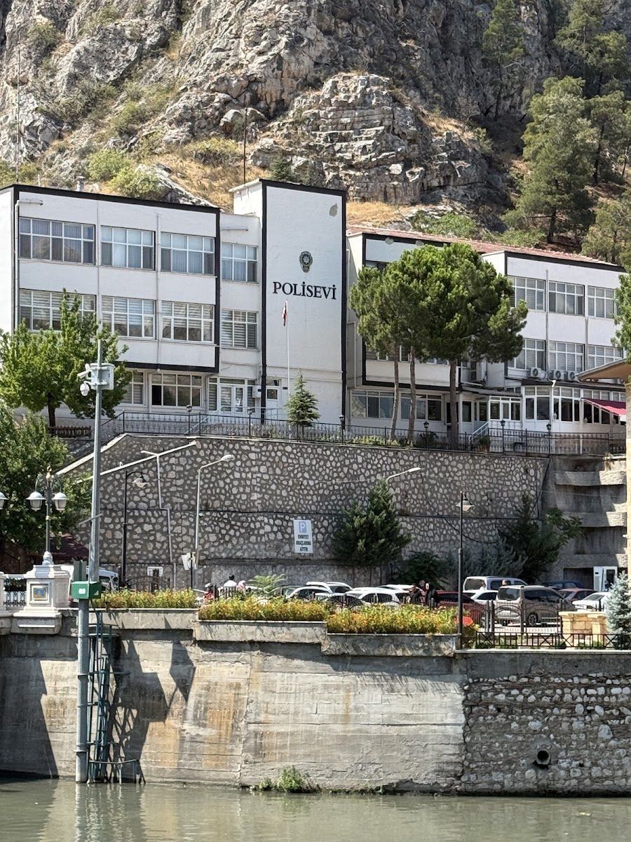 Amasya Polisevi binası Yeşilırmak kıyısında