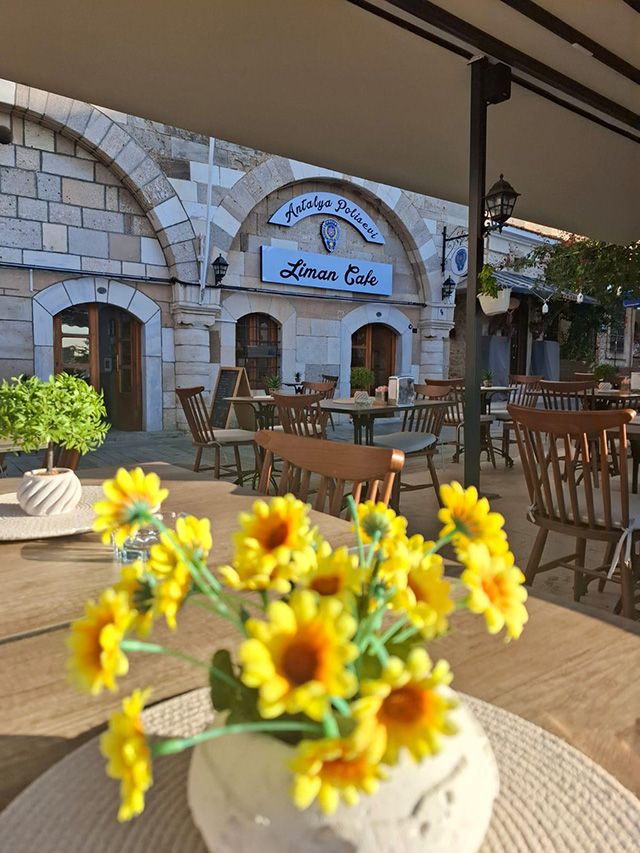 Liman Cafe'nin açık hava oturma alanı