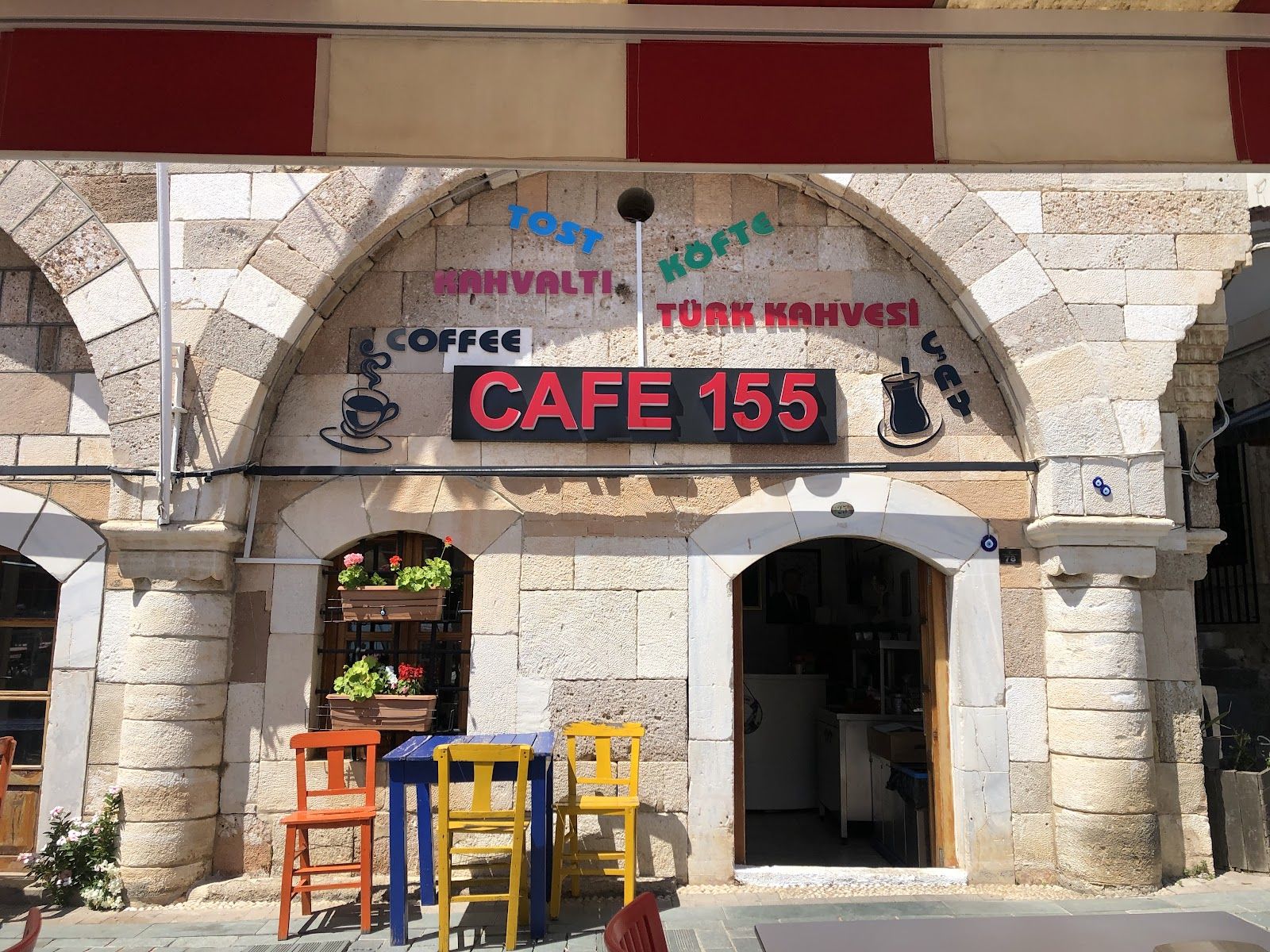Cafe 155 girişi ve renkli tabureler