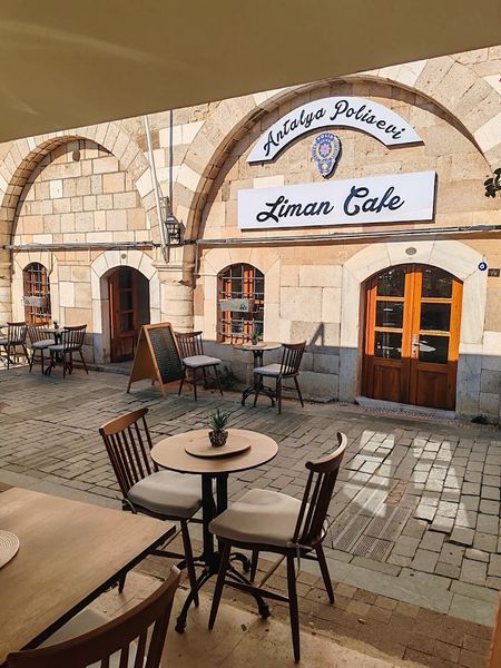 Liman Cafe'nin cephesi ve dış oturma alanı