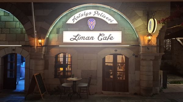 Liman Cafe'nin gece görünümü