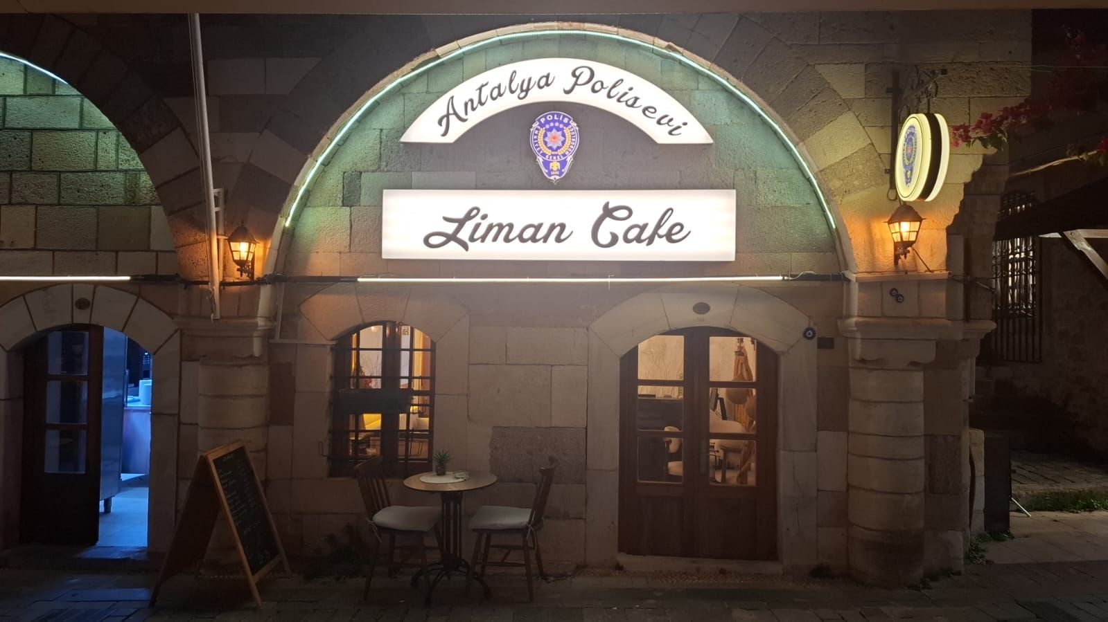 Liman Cafe'nin gece görünümü