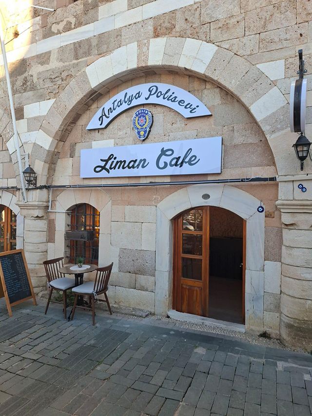Antalya Polisevi Liman Cafe'nin kemerli taş binası ve girişi
