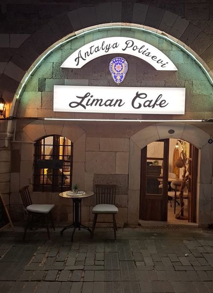 Antalya Polisevi Liman Cafe'nin akşam görünümü