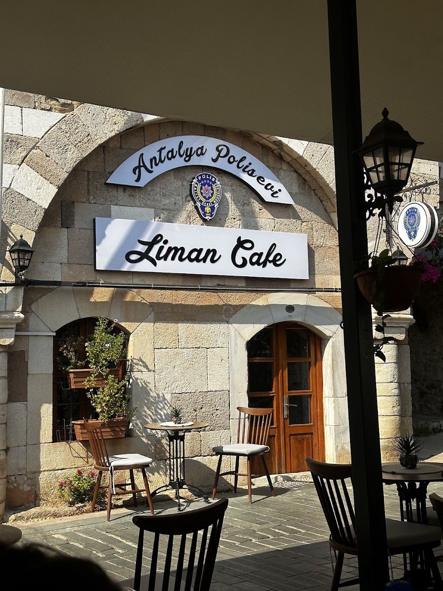 Liman Cafe girişi ve dışarıdaki masalar