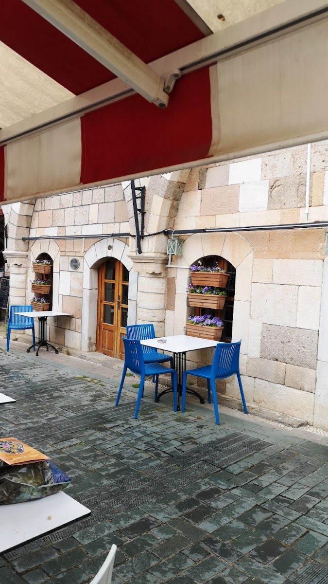 Liman Cafe'de gölgelikli masalar