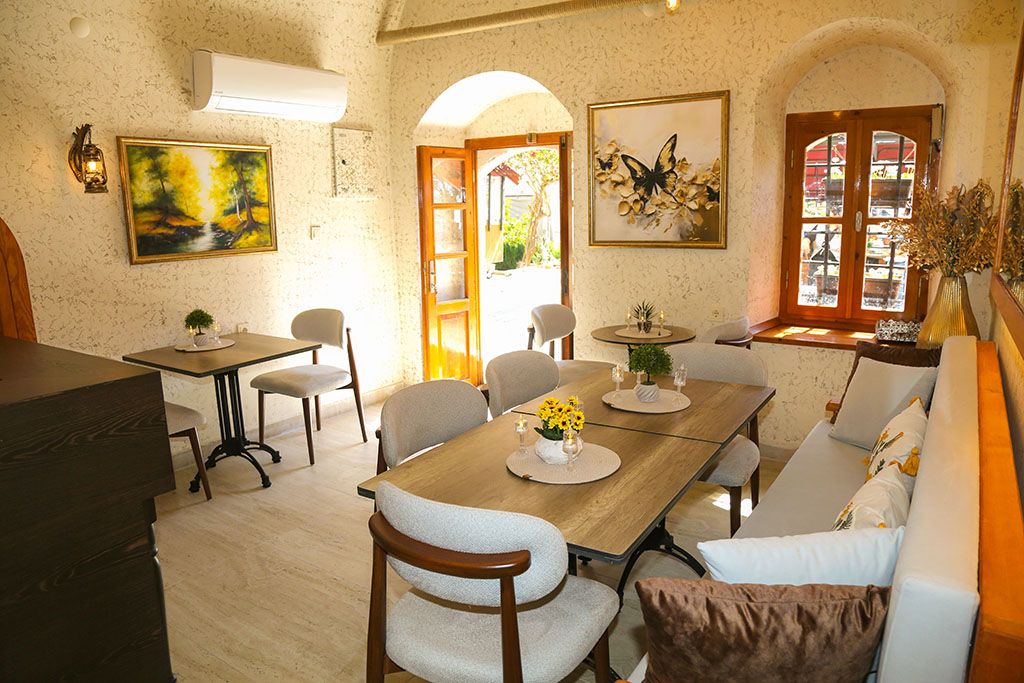 Liman Cafe'nin taş duvarlı iç salonu