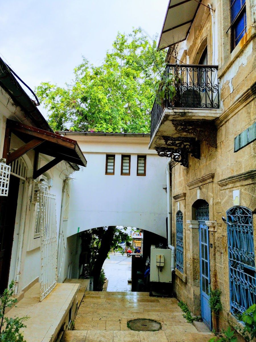 Kaleiçi'nde Liman Cafe'ye çıkan ara sokak