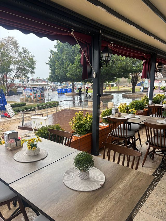 Liman Cafe'de yat limanı manzaralı oturma alanı