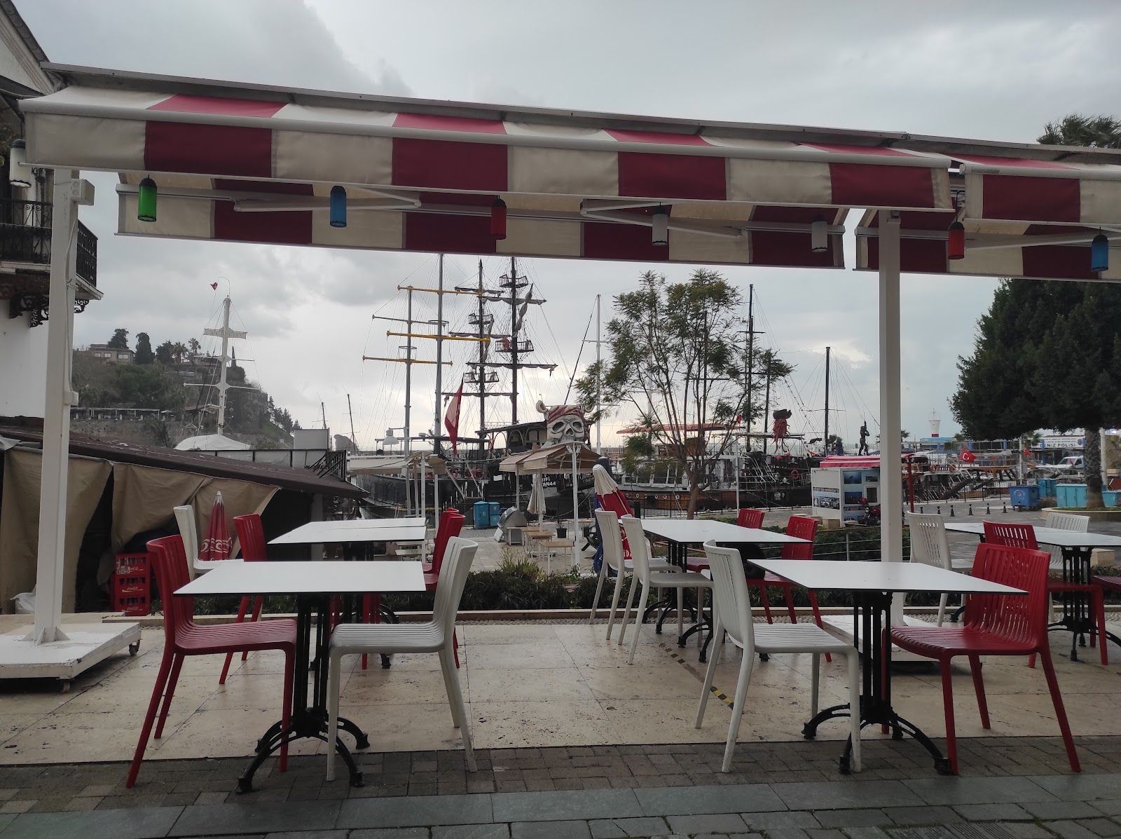 Liman Cafe terasından yat limanı manzarası