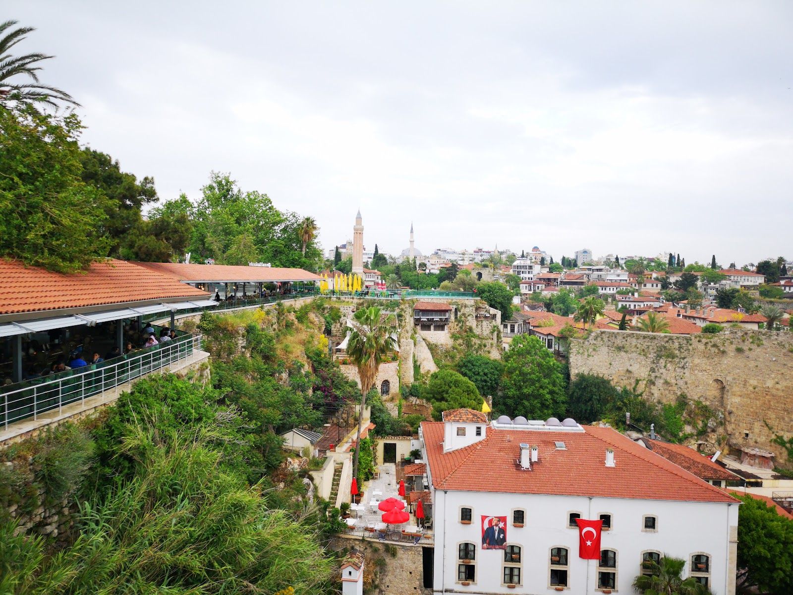 Kaleiçi surlarından Liman Cafe çevresinin görünümü