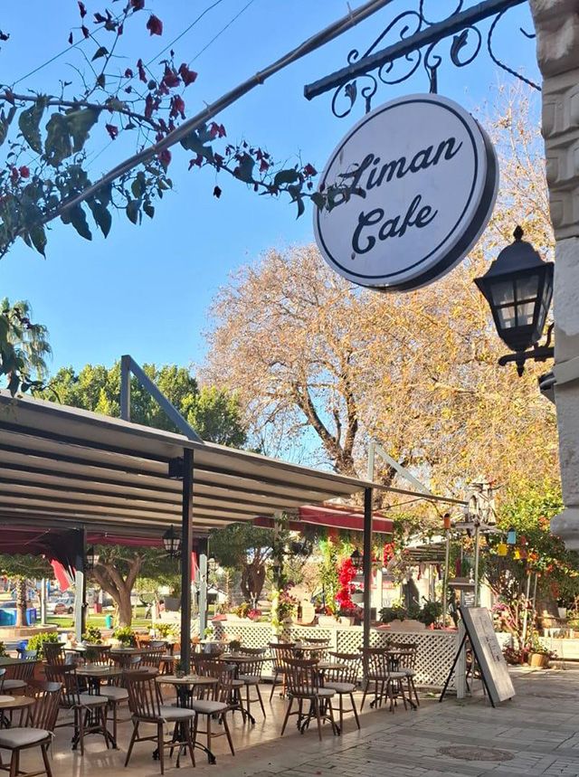 Liman Cafe tabelası ve terası