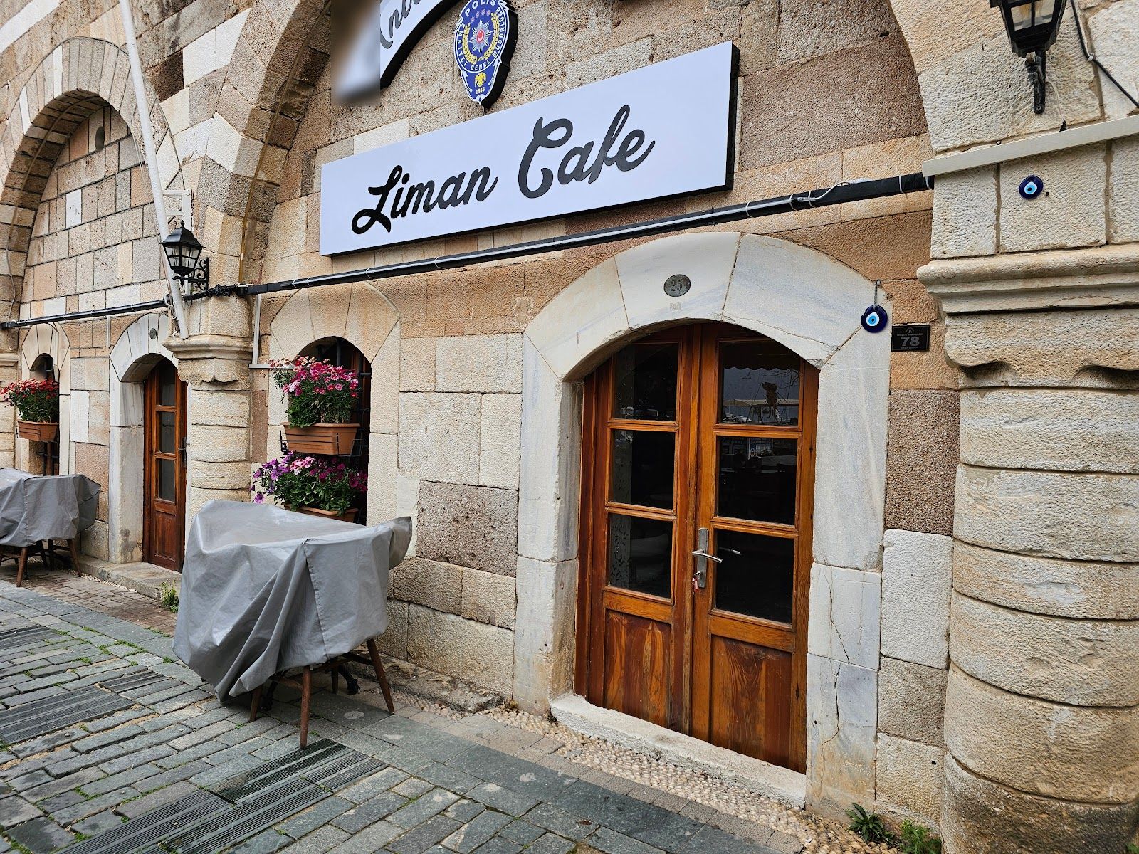 Liman Cafe'nin Kaleiçi'ndeki tarihi taş bina cephesi