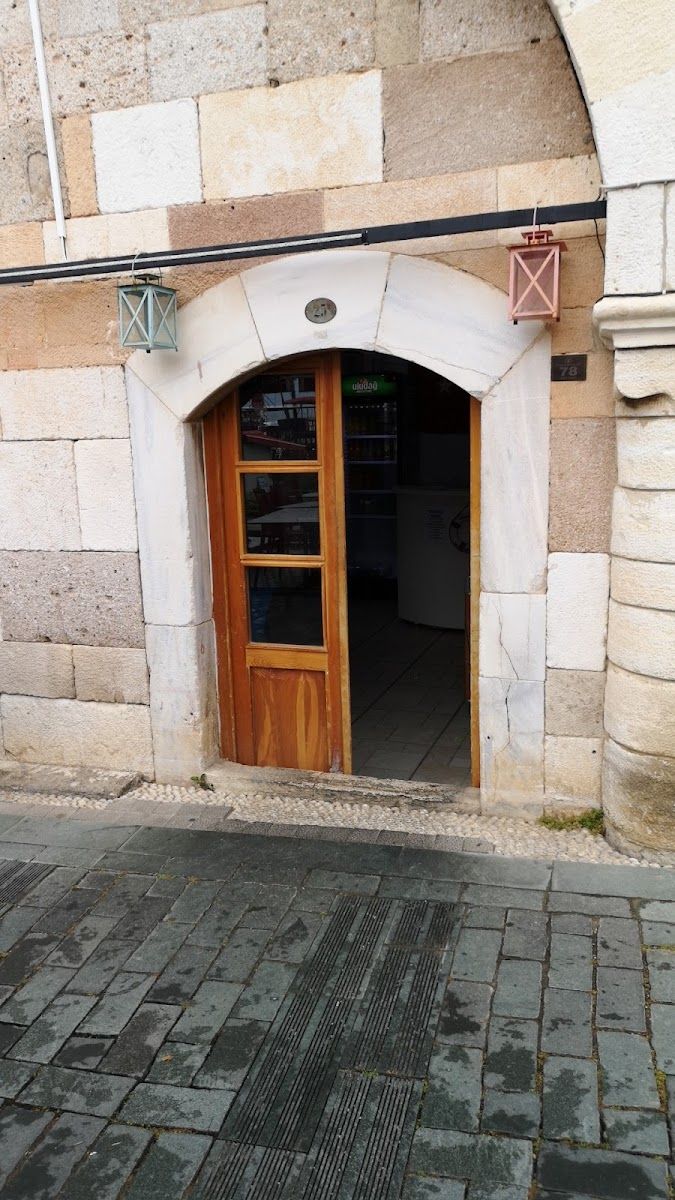 Liman Cafe binasının ahşap kapısı