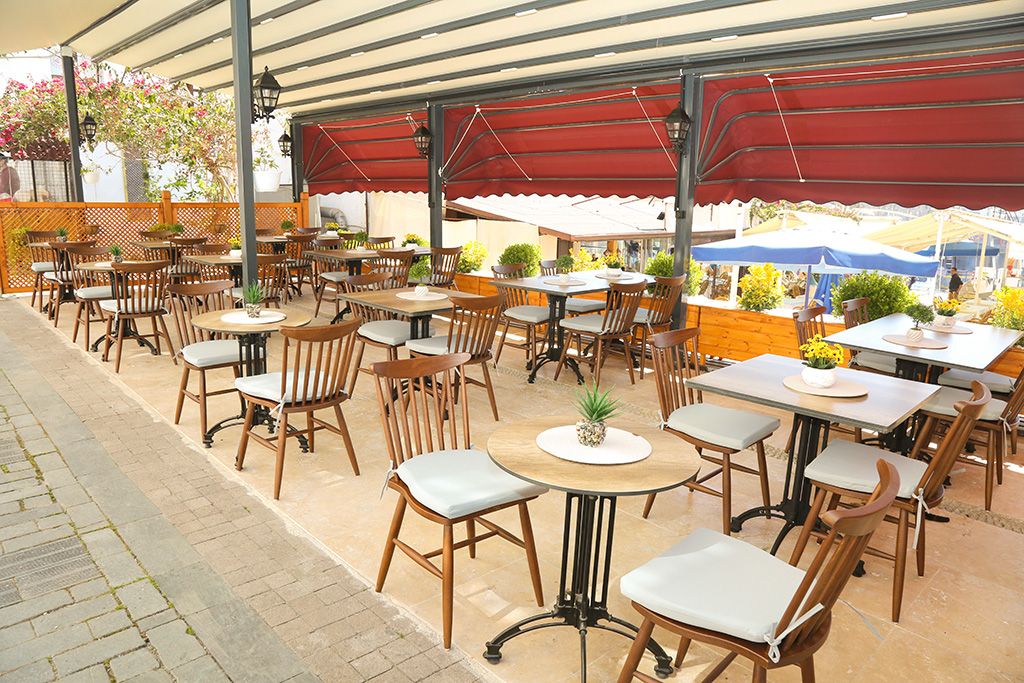 Liman Cafe'nin tenteli terası