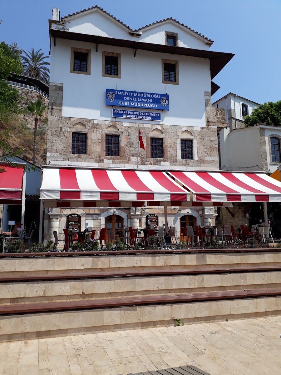Liman Cafe'nin yat limanına bakan terası