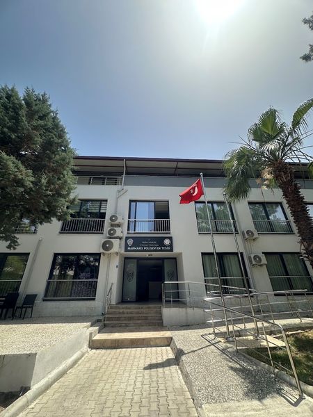 Armutalan Polis Evi binası ve önündeki bahçe