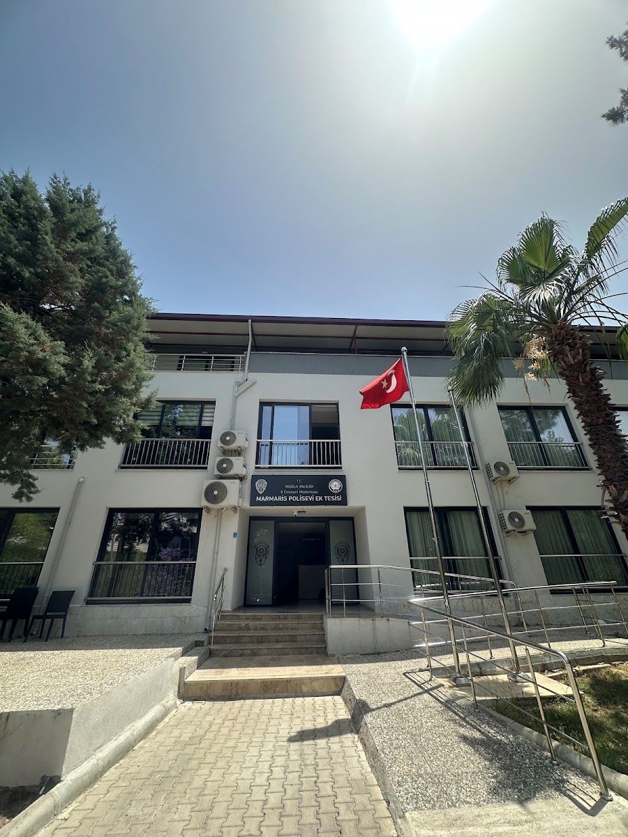 Armutalan Polis Evi binası ve önündeki bahçe