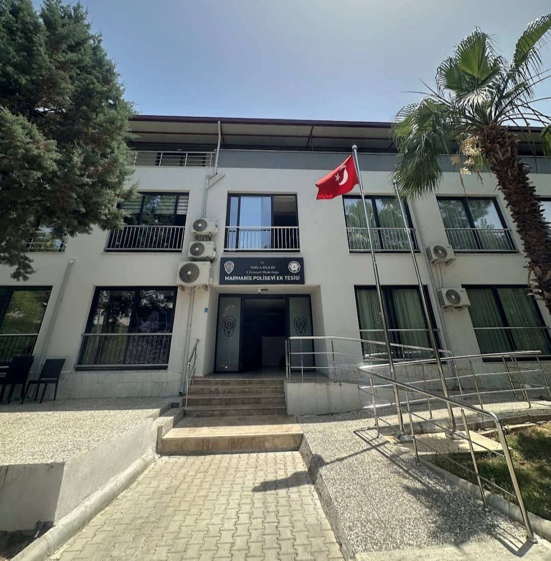 Marmaris Polisevi Armutalan Ek Tesisi'nin bina cephesi ve tabelası