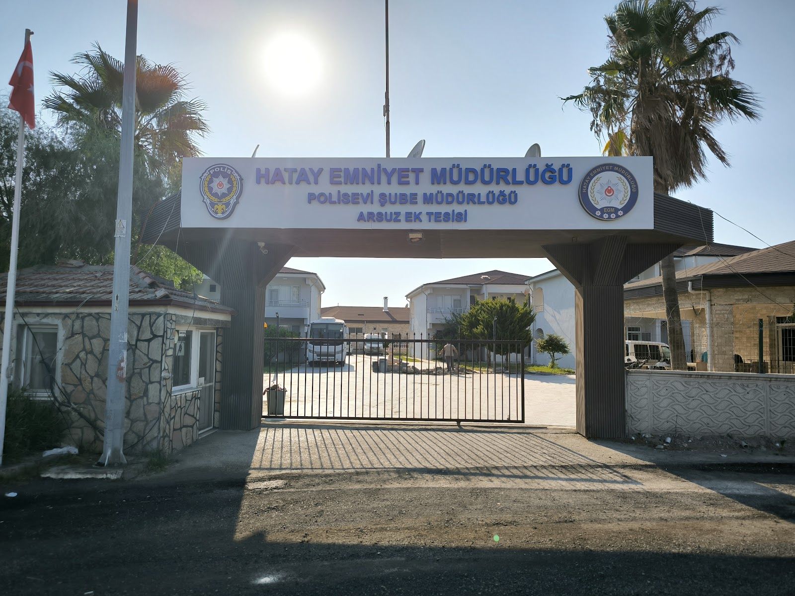 Hatay Polisevi Arsuz Ek Tesisi'nin giriş kapısı ve tabelası