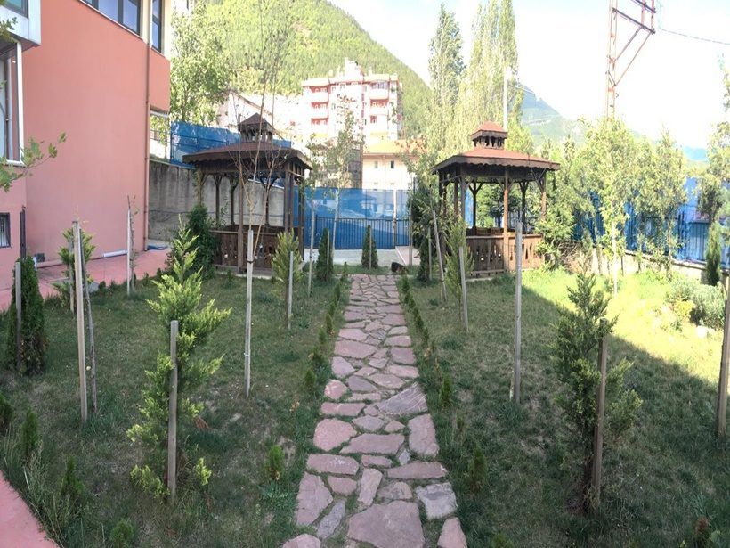 Artvin Polisevi bahçesinde yürüyüş yolu