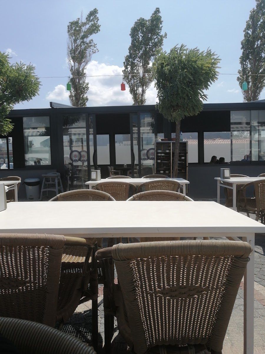 Ayvalık PMEM gölgelikli oturma alanı