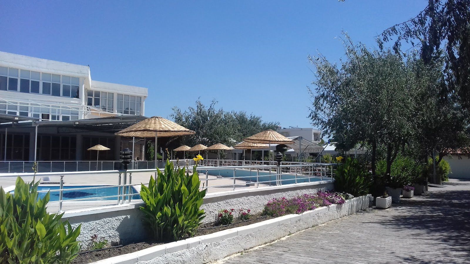 Ayvalık PMEM havuz çevresi