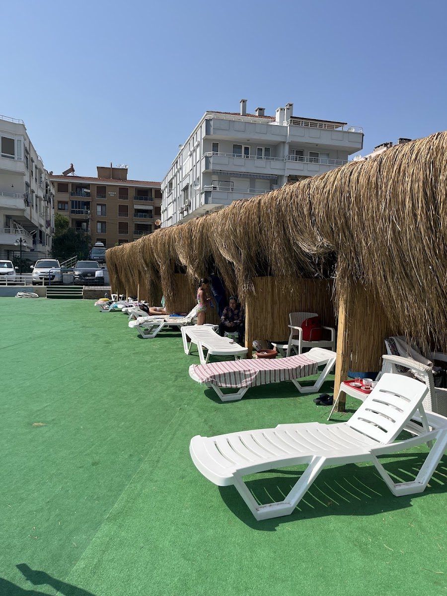 Ayvalık PMEM plajında şezlonglar