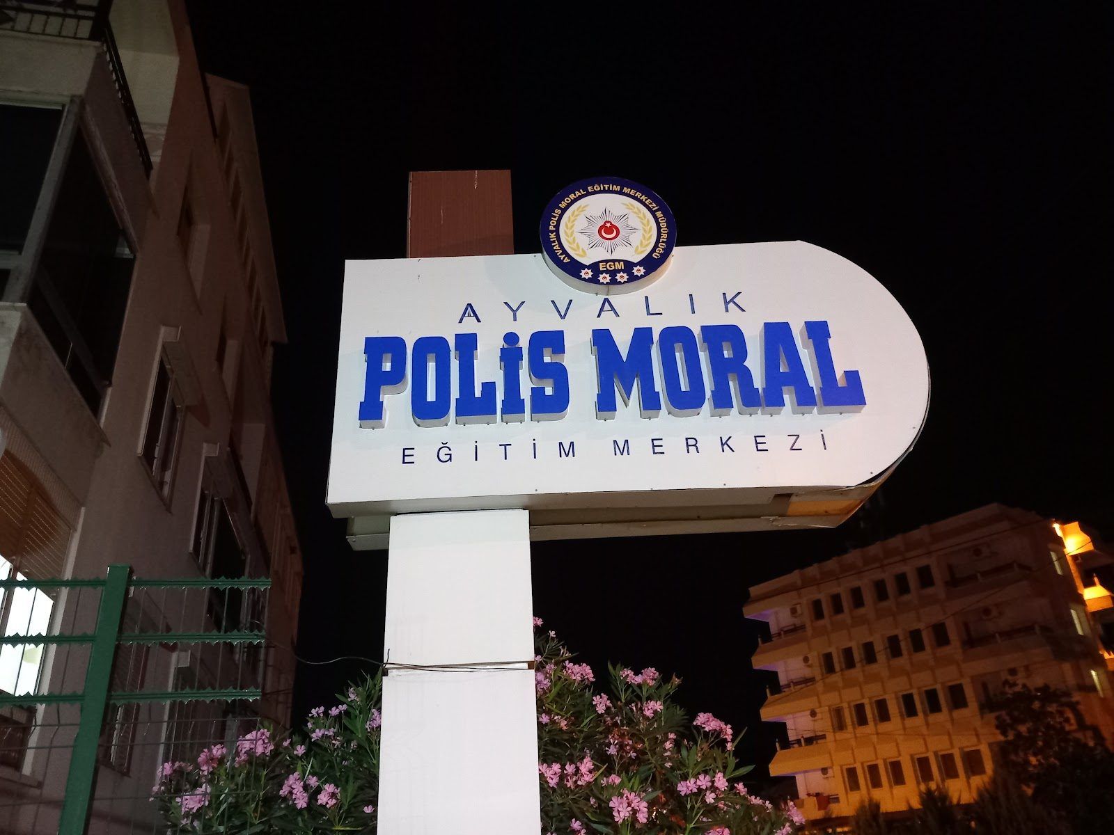 Ayvalık Polis Moral Eğitim Merkezi tabelası