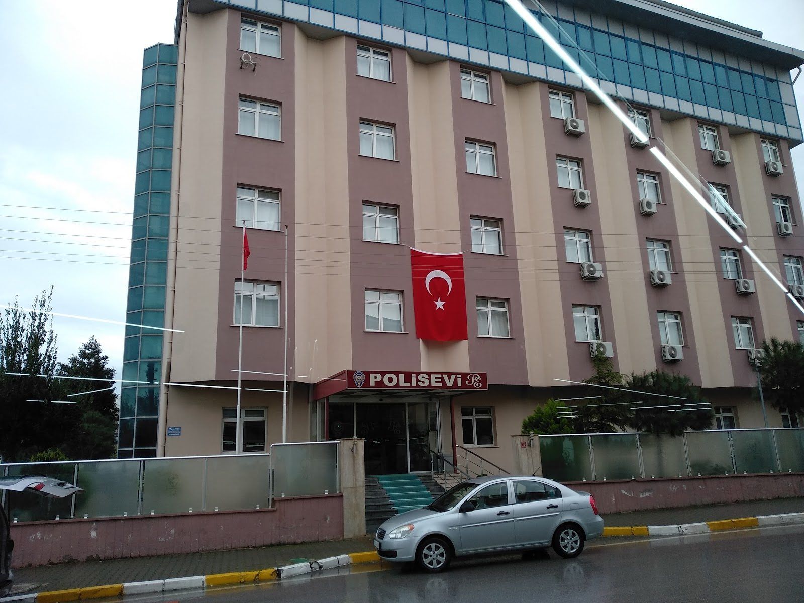 Balıkesir Polisevi binası ve Türk bayrağı