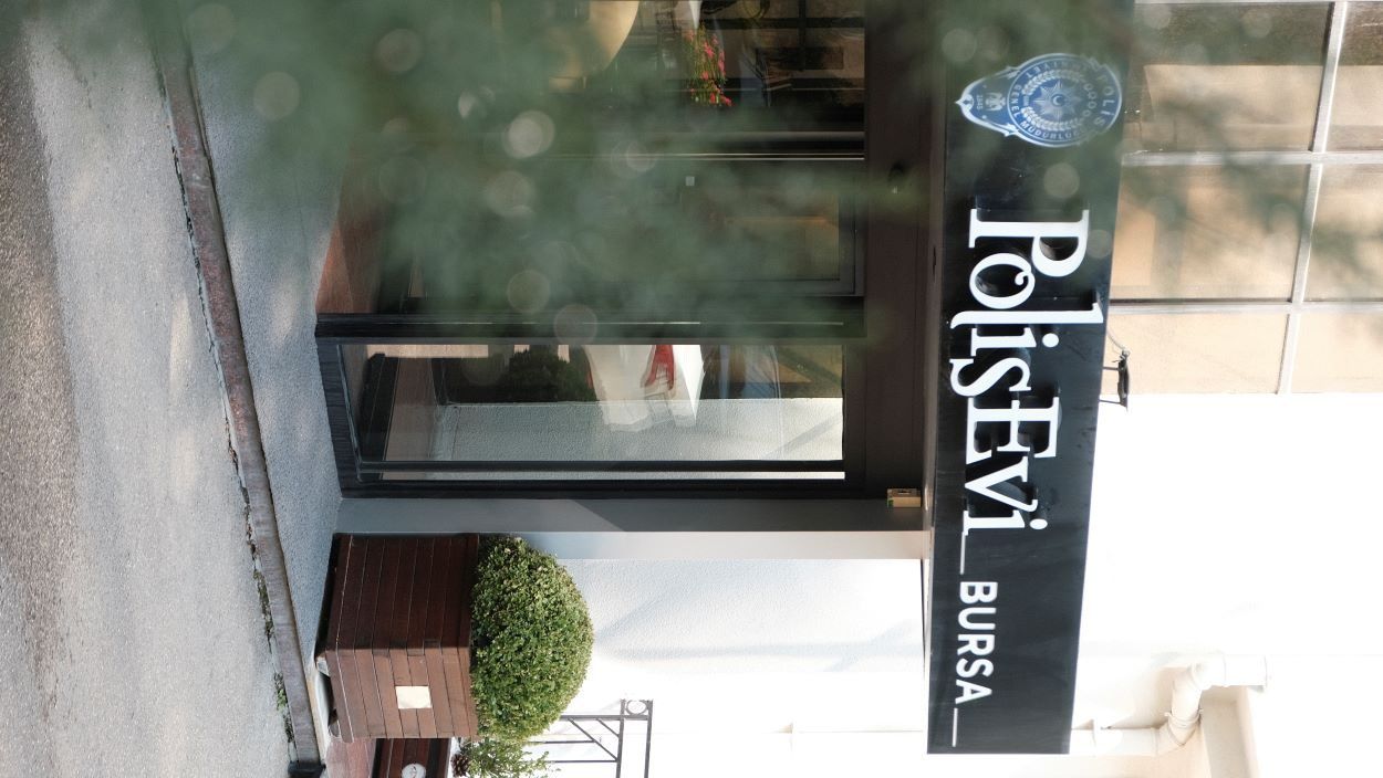 Bursa Polisevi giriş tabelası