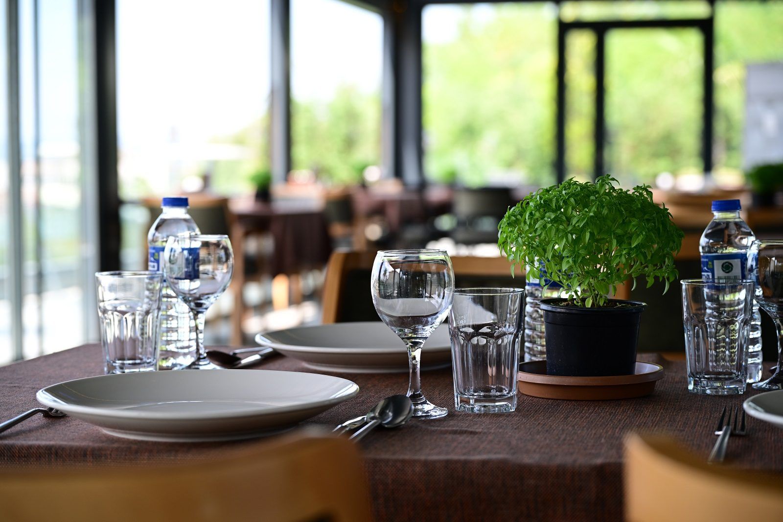 Bursa Polisevi restoranında masa düzeni