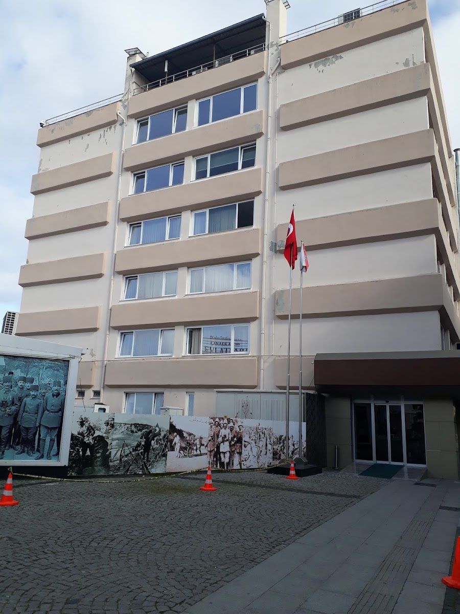 Çanakkale Polisevi binası ve Türk bayrağı