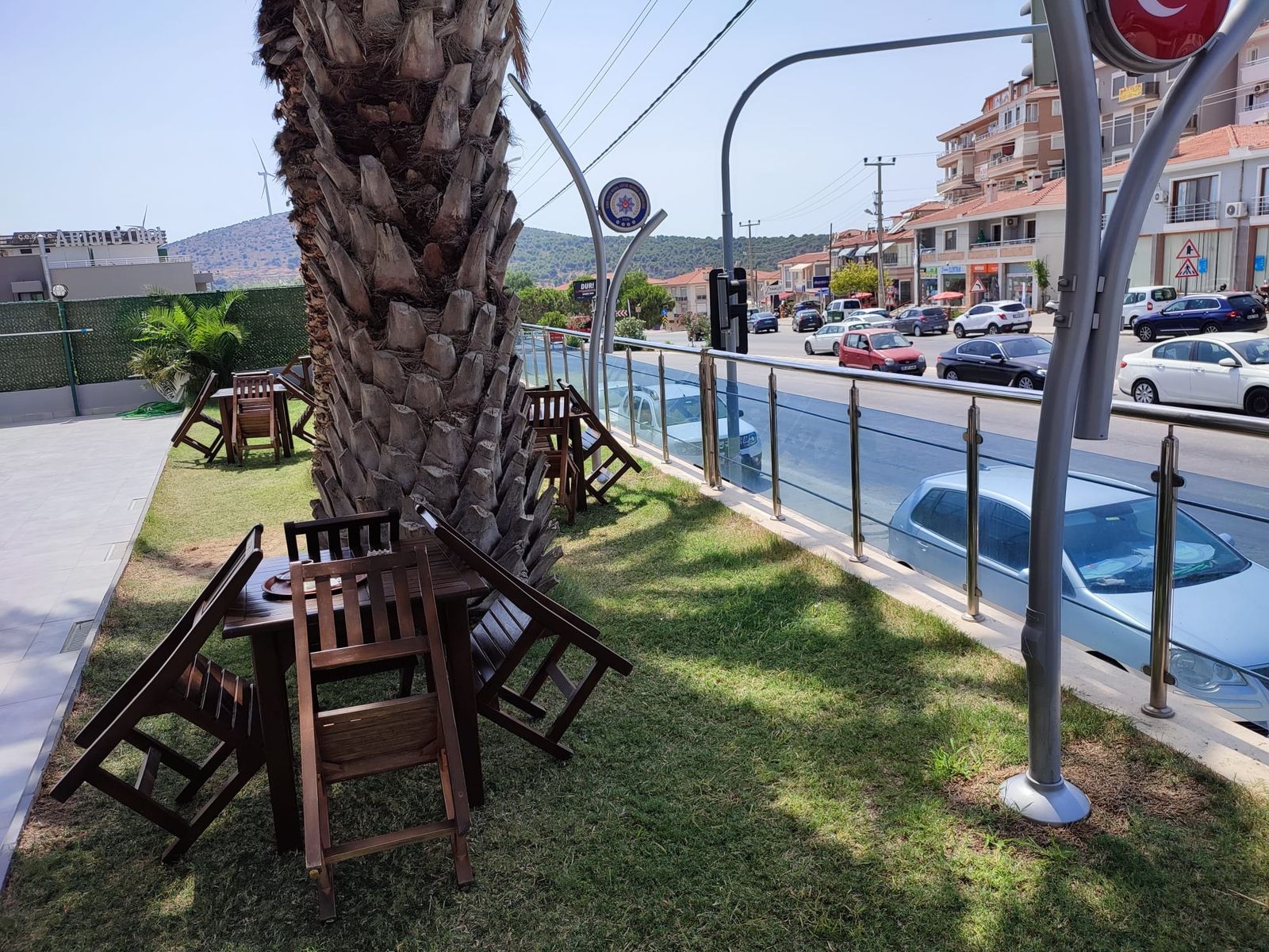 Çeşme Polis Evi bahçesinden cadde ve Çeşme manzarası