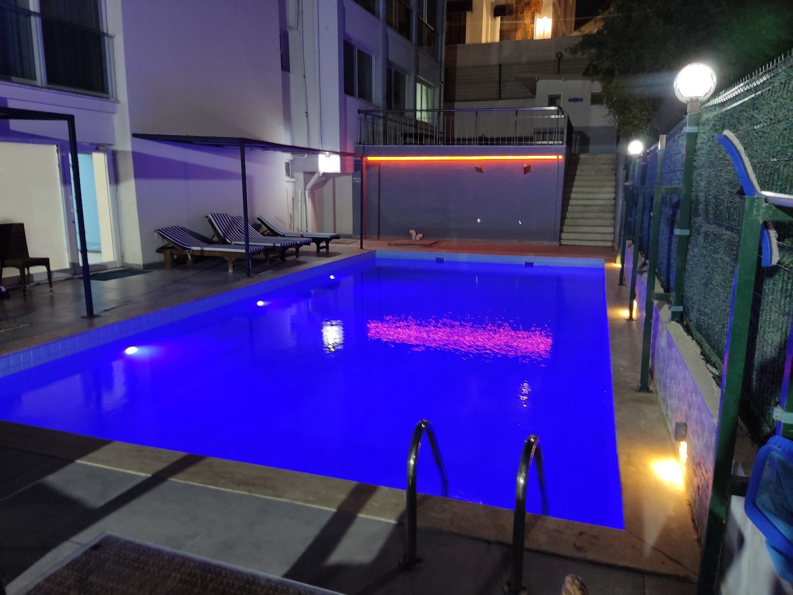 Çeşme Polis Evi havuzunun gece görünümü